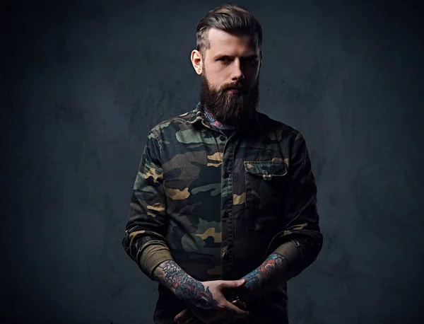 Hipster macho vestido con una chaqueta militar —  Fotos de Stock