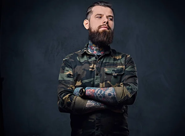 Porträtt av skäggiga tatuerade hipster — Stockfoto