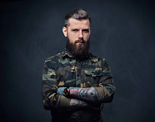 Портрет бородатого татуированного хипстера — стоковое фото