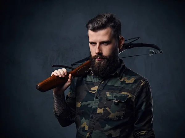 Bearded hunter holds crossbow — Stock Photo, Image