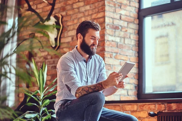 Gelegenheitsmann mit Tablet-PC — Stockfoto