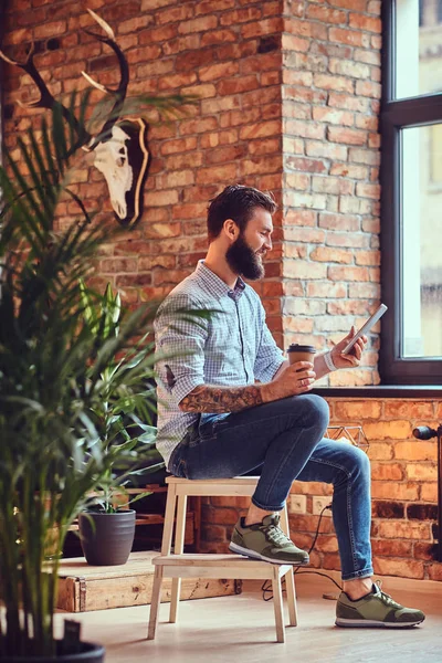 Attraktiver bärtiger, lässiger Mann — Stockfoto