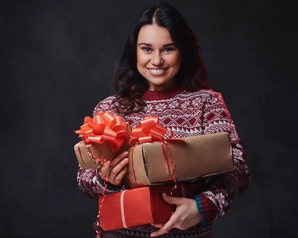 Retrato Feminino Morena Sorridente Festivo Com Cabelo Encaracolado Longo Vestido — Fotografia de Stock