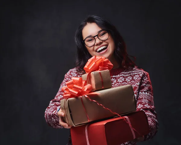 Een Lachende Brunette Vrouw Gekleed Een Rode Trui Brillen Kerstcadeaus — Stockfoto