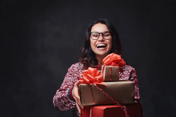 Een Lachende Brunette Vrouw Gekleed Een Rode Trui Brillen Kerstcadeaus — Stockfoto