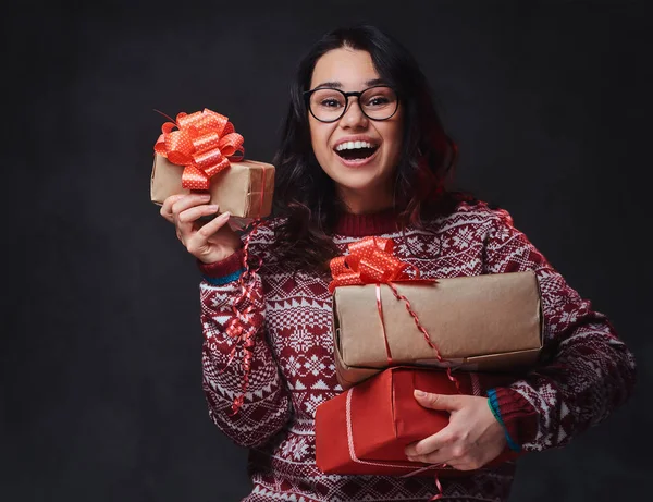 Een Lachende Brunette Vrouw Gekleed Een Rode Trui Brillen Kerstcadeaus — Stockfoto