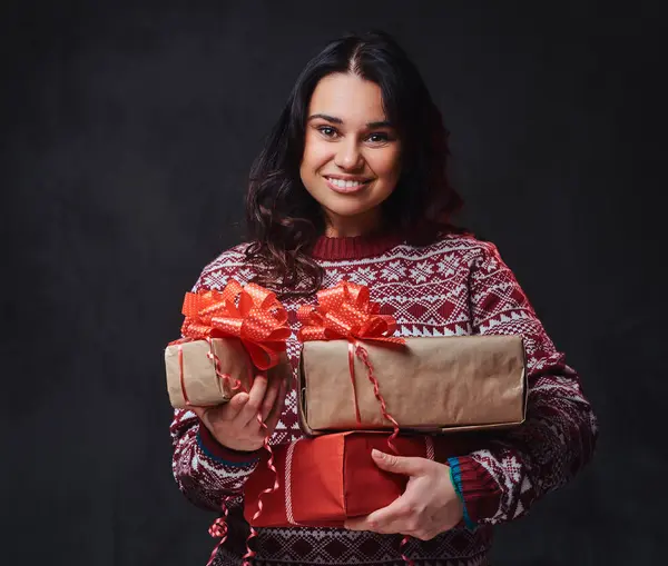 Portret Van Feestelijke Lachende Brunette Meisje Met Lang Krullend Haar — Stockfoto