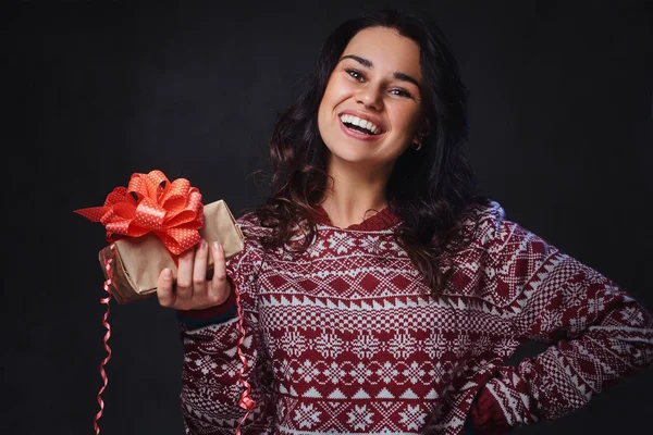 Retrato Feminino Morena Sorridente Festivo Com Cabelo Encaracolado Longo Vestido — Fotografia de Stock