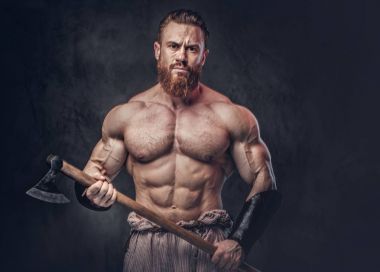 Sanatsal portre gömleksiz büyük kas Viking baltası koyu gri arka plan üzerinde tutar..