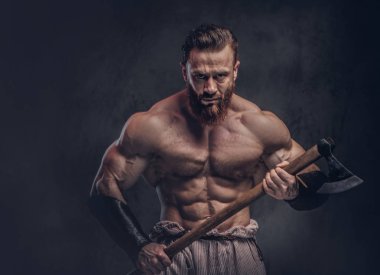 Sanatsal portre gömleksiz büyük kas Viking baltası koyu gri arka plan üzerinde tutar..