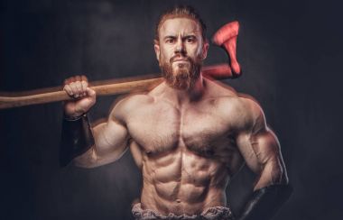 Sanatsal portre gömleksiz büyük kas Viking baltası koyu gri arka plan üzerinde tutar..