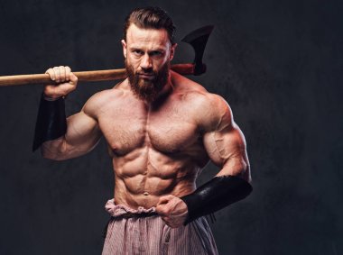 Sanatsal portre gömleksiz büyük kas Viking baltası koyu gri arka plan üzerinde tutar..