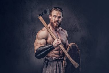 Sanatsal portre gömleksiz büyük kas Viking baltası koyu gri arka plan üzerinde tutar..