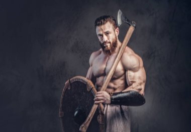 Sanatsal portre gömleksiz büyük kas Viking baltası koyu gri arka plan üzerinde tutar..