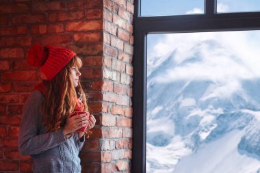 Kızıl saçlı kadın kahve tutar 