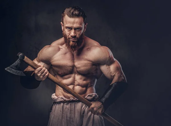 Künstlerisches Porträt Eines Riesigen Schulterfreien Muskulösen Wikingers Hält Axt Über — Stockfoto