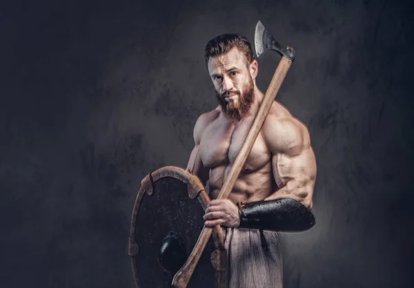 Artystyczny Portret Ogromny Shirtless Viking Mięśni Posiada Topór Nad Ciemnym — Zdjęcie stockowe