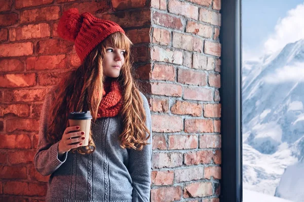 An attractive redhead female — Stock Photo, Image