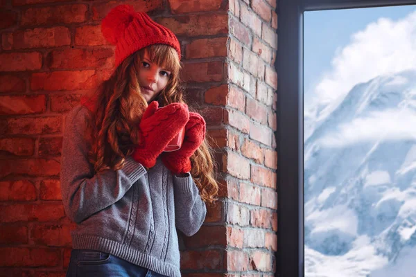 Rossa femmina tiene il caffè — Foto Stock