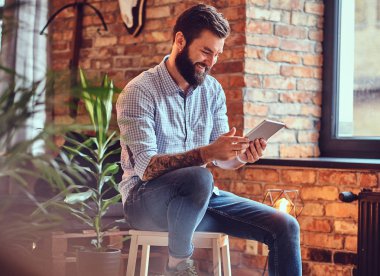 Tablet Pc kullanma bir odada bir adam.