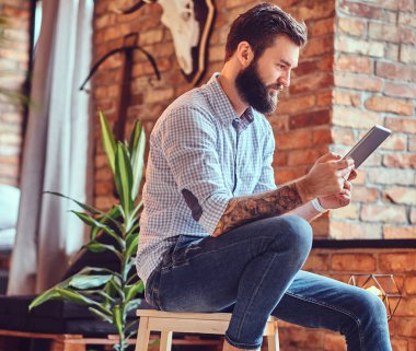 Tablet Pc kullanma bir odada bir adam.