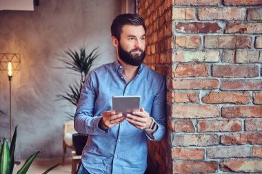 Tablet Pc kullanma bir odada bir adam.