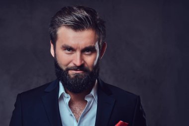Şık bir sakallı adam
