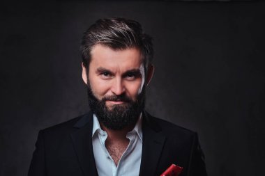 Şık bir sakallı adam