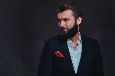 Şık bir takım elbise giymiş adam.