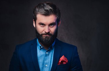 Şık bir sakallı adam