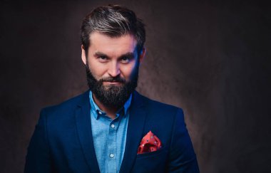 Şık bir sakallı adam