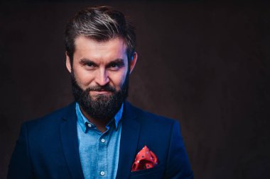 Şık bir sakallı adam