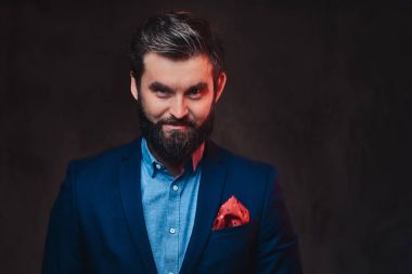 Şık bir sakallı adam