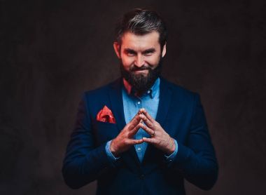 Şık bir takım elbise giymiş adam.