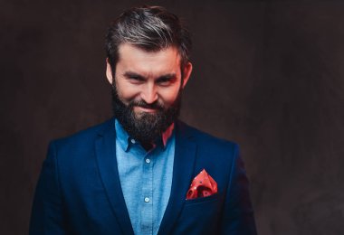 Şık bir takım elbise giymiş adam.