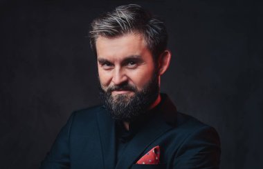 Şık bir takım elbise giymiş adam.