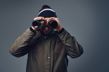 Bira şişeleri ile görünen adam.