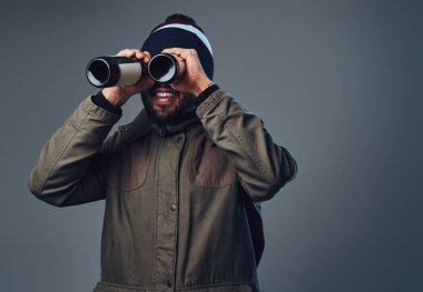 Bira şişeleri ile görünen adam.