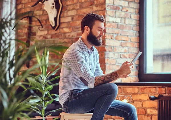 Een man in een kamer met behulp van tablet Pc. — Stockfoto