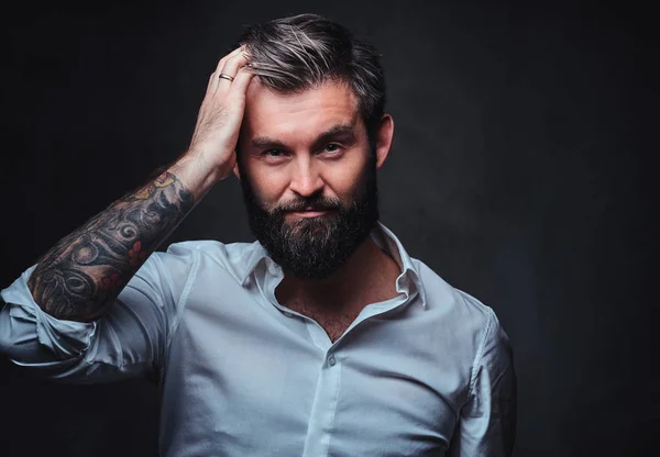 Бородатий чоловік з татуюванням на руці — стокове фото