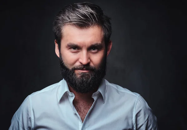 Бородатий чоловік одягнений у сорочку — стокове фото