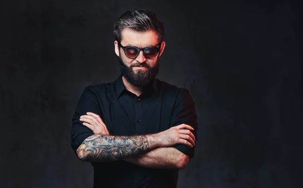 Привабливий бородатий чоловік з татуюваннями — стокове фото