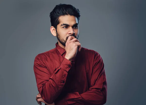 Een Indiase man gekleed in een rood shirt — Stockfoto