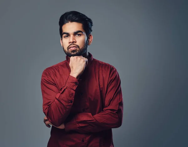 Een Indiase man gekleed in een rood shirt — Stockfoto