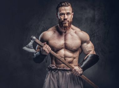 Sanatsal portre gömleksiz büyük kas Viking baltası koyu gri arka plan üzerinde tutar..