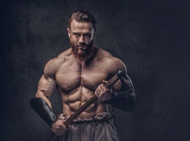 Sanatsal portre gömleksiz büyük kas Viking baltası koyu gri arka plan üzerinde tutar..