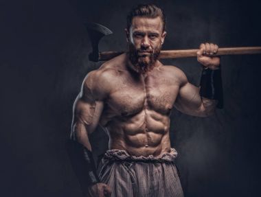 Sanatsal portre gömleksiz büyük kas Viking baltası koyu gri arka plan üzerinde tutar..