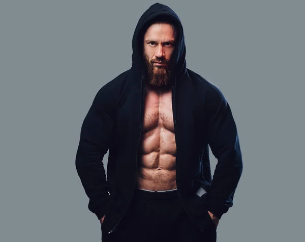 Bodybuilder Barbu Brutal Vêtu Une Veste Noire Avec Une Capuche — Photo