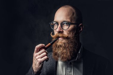 Gri arka plan üzerinde pipo gözlük traş baş aristokrat erkek portresi kapatın.