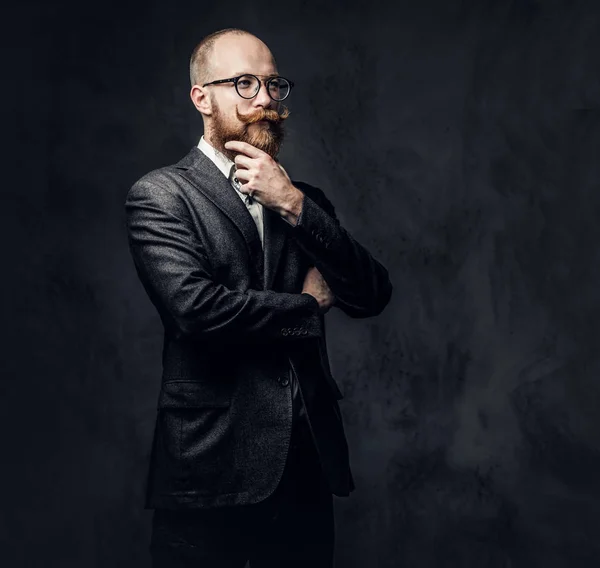 Ein Eleganter Rothaariger Bärtiger Aristokratischer Mann Anzug Und Brille Vor — Stockfoto